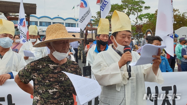  [의성=뉴시스] 김진호 기자 = 전국마늘생산자협회 회원들이 24일 의성군청 앞에서 '전국마늘생산자 대회'를 갖고 국내 마늘산업 보호를 위한 대책 마련을 요구하고 있다. 2020.06.24 kjh9326@newsis.com 