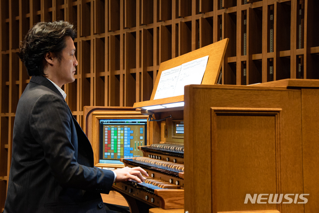[서울=뉴시스]피아니스트이자 오르가니스트인 조재혁의 오르간 앨범 'Bach, Liszt, Widor: Jae-Hyuck Cho at the Great Organ at la Madeleine'(바흐, 리스트, 비도르: 조재혁의 마들렌 성당 대오르간 연주) 발매 기념 기자간담회가 24일 오후 서울 강남구 오드포트에서 열렸다(사진=클래식앤 제공)2020.06.24 photo@newsis.com 