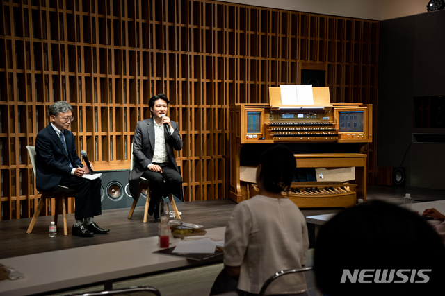 [서울=뉴시스]피아니스트이자 오르가니스트인 조재혁의 오르간 앨범 'Bach, Liszt, Widor: Jae-Hyuck Cho at the Great Organ at la Madeleine'(바흐, 리스트, 비도르: 조재혁의 마들렌 성당 대오르간 연주) 발매 기념 기자간담회가 24일 오후 서울 강남구 오드포트에서 열렸다(사진=클래식앤 제공)2020.06.24 photo@newsis.com 