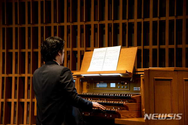 [서울=뉴시스]피아니스트이자 오르가니스트인 조재혁의 오르간 앨범 'Bach, Liszt, Widor: Jae-Hyuck Cho at the Great Organ at la Madeleine'(바흐, 리스트, 비도르: 조재혁의 마들렌 성당 대오르간 연주) 발매 기념 기자간담회가 24일 오후 서울 강남구 오드포트에서 열렸다(사진=클래식앤 제공)2020.06.24 photo@newsis.com 