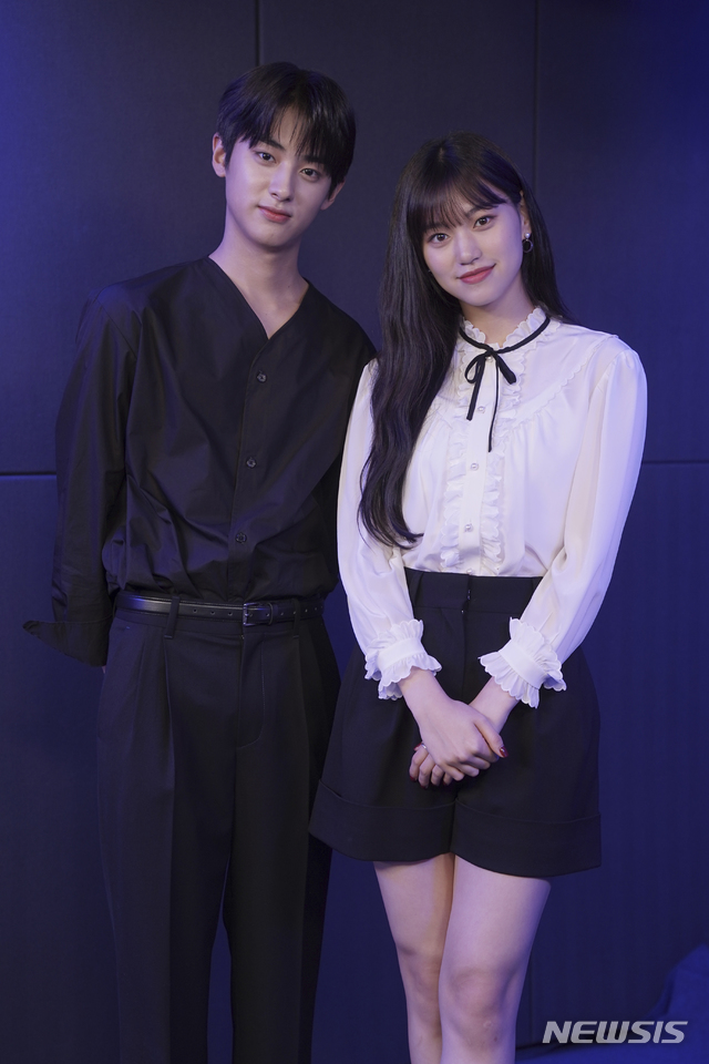 [서울=뉴시스] 24일 온라인 생중계로 열린 플레이리스트 웹드라마 '만찢남녀' 제작발표회에 참석한 김민규(왼쪽)와 김도연 (사진=플레이리스 제공) 2020.06.24