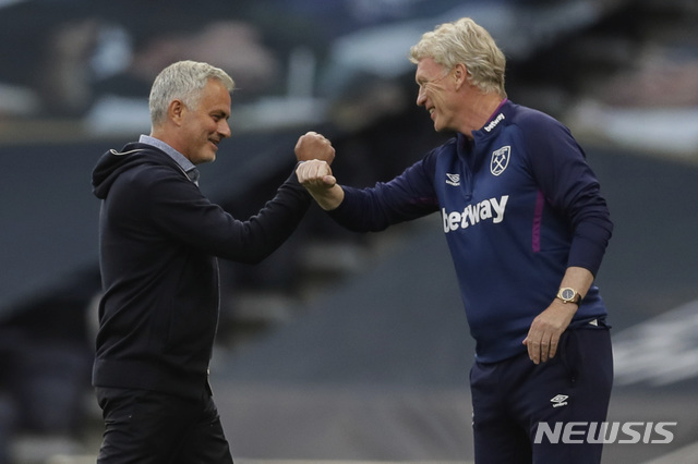 [런던=AP/뉴시스] 손흥민과 해리 케인이 나란히 공격 포인트를 기록한 가운데 토트넘 홋스퍼 주제 무리뉴 감독이 오랜 만에 웃음을 되찾았다. 2020.06.23.