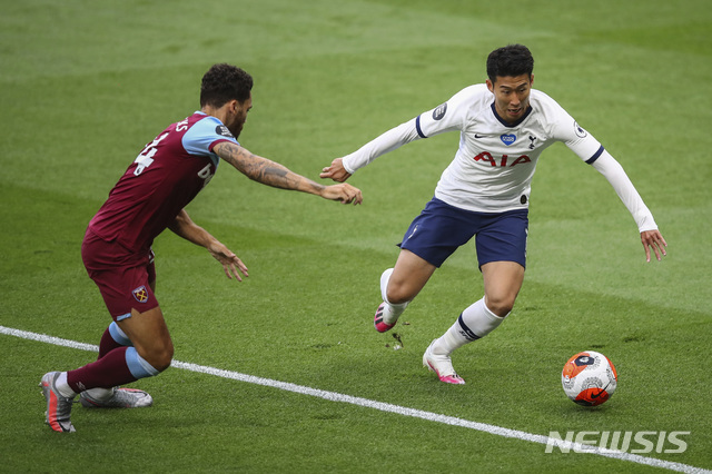 [런던=AP/뉴시스]잉글랜드 프로축구 프리미어리그(EPL) 토트넘의 손흥민(오른쪽)이 24일(한국시간) 영국 런던의 토트넘 홋스퍼 스타디움에서 열린 웨스트햄 유나이티드와의 2019~2020 EPL 31라운드에서 상대 선수와 공을 다투고 있다. 2020.06.24.