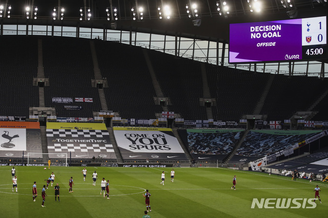 [런던=AP/뉴시스]잉글랜드 프로축구 프리미어리그(EPL) 토트넘의 손흥민이 24일(한국시간) 영국 런던의 토트넘 홋스퍼 스타디움에서 열린 웨스트햄 유나이티드와의 2019~2020 EPL 31라운드에서 전반 45분 골을 터뜨렸지만 비디오 판독(VAR)에서 오프사이드로 나타나 노골 선언을 받았다. 2020.06.24.