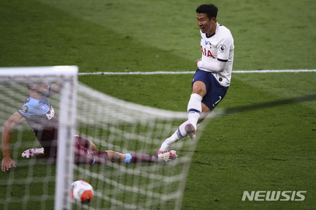 [런던=AP/뉴시스]잉글랜드 프로축구 프리미어리그(EPL) 토트넘의 손흥민(오른쪽)이 24일(한국시간) 영국 런던의 토트넘 홋스퍼 스타디움에서 열린 웨스트햄 유나이티드와의 2019~2020 EPL 31라운드에서 슛을 시도하고 있다. 골라인을 통과했지만 비디오 판독(VAR)에서 오프사이드로 나타나 노골 선언을 받았다. 2020.06.24.