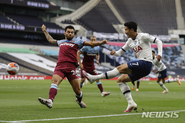 [토트넘=AP/뉴시스]손흥민이 23일(현지시간) 영국 런던의 토트넘 홋스퍼 스타디움에서 열린 2019-20 시즌 잉글랜드 프리미어리그(EPL) 31라운드 웨스트햄 유나이티드와의 경기 중 슛을 시도하고 있다. 손흥민은 후반 36분 해리 케인의 득점에 도움을 기록하며 팀의 2-0 승리에 기여했다. 2020.06.24. 