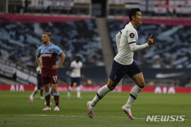 [토트넘=AP/뉴시스]손흥민이 23일(현지시간) 영국 런던의 토트넘 홋스퍼 스타디움에서 열린 2019-20 시즌 잉글랜드 프리미어리그(EPL) 31라운드 웨스트햄 유나이티드와의 경기에 선발 출전해 전반 44분 팀의 첫번째 골을 넣고 기뻐하고 있다. 이 골은 비디오판독(VAR) 결과 오프사이드로 선언되며 득점으로 인정되지 않았다. 손흥민은 이후 후반 36분 해리 케인의 득점에 도움을 기록하며 팀의 2-0 승리에 기여했다. 2020.06.24. 