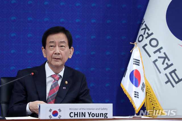 [서울=뉴시스]진영 행정안전부 장관이 23일 세종시 정부세종2청사에서 '유엔 공공행정의 날'을 계기로 글로벌 우수사례 등을 공유 전파하는 온라인 라이브로 개최하고 COVID-19 대응에 있어 지역적·국가적 차원에서 공무원의 중추적 역할에 대한 기조연설을 하고 있다. (사진=행정안전부 제공) 2020.06.24. photo@newsis.com