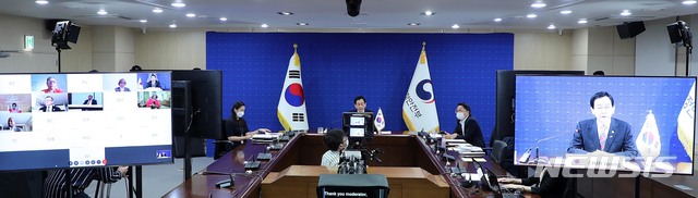 [서울=뉴시스]진영 행정안전부 장관이 23일 세종시 정부세종2청사에서 '유엔 공공행정의 날'을 계기로 글로벌 우수사례 등을 공유 전파하는 온라인 라이브로 개최하고 COVID-19 대응에 있어 지역적·국가적 차원에서 공무원의 중추적 역할에 대한 기조연설을 하고 있다. (사진=행정안전부 제공) 2020.06.24. photo@newsis.com