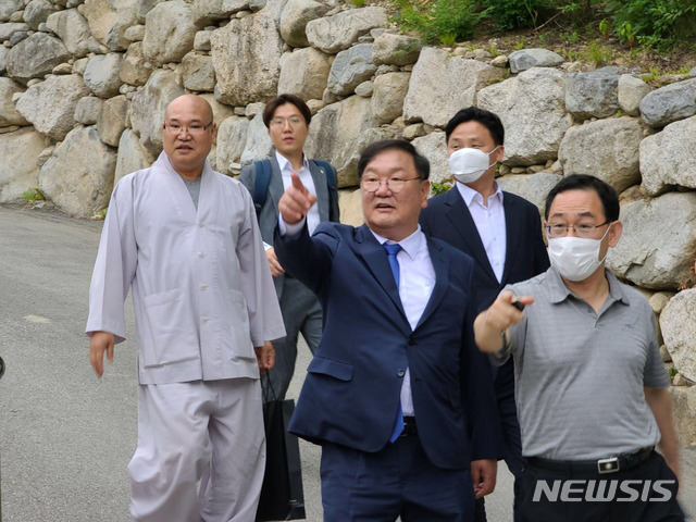 [서울=뉴시스] 최동준 기자 = 김태년 더불어민주당 원내대표가 23일 강원 고성군 화암사에서 주호영 미래통합당 원내대표와 함께 길을 걷고 있다. (사진=더불어민주당 제공) 2020.06.24.&nbsp; photo@newsis.com