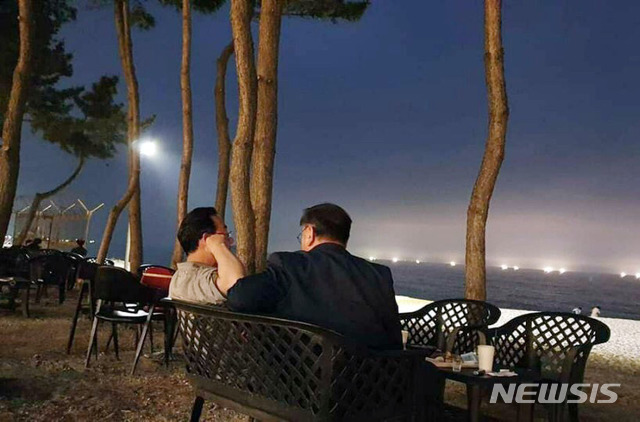 [서울=뉴시스] 최동준 기자 = 김태년 더불어민주당 원내대표, 주호영 미래통합당 원내대표가 23일 강원 고성군 화암사 인근에서 대화하고 있다. (사진=더불어민주당 제공) 2020.06.24.&nbsp; photo@newsis.com