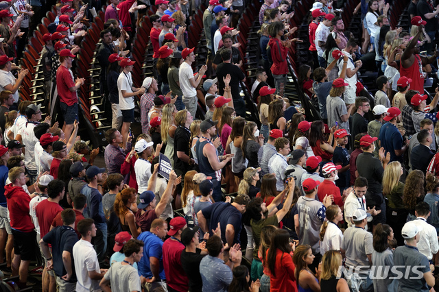 [피닉스=AP/뉴시스] 23일(현지시간) 도널드 트럼프 미국 대통령이 애리조나주 피닉스에서 선거 유세 연설 하는 동안 지지자들이 환호하고 있다. 신종 코로나바이러스 감염증(코로나19) 사태가 진행 중인데도 마스크를 착용하지 않은 사람들이 많이 보인다. 2020.06.24. 