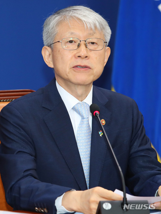 [서울=뉴시스] 장세영 기자 = 최기영 과학기술정보통신부 장관이 24일 오전 서울 여의도 국회에서 열린 소재·부품·장비산업 현안 점검회의에 참석해 현안관련 발언을 하고 있다. 2020.06.24. photothink@newsis.com