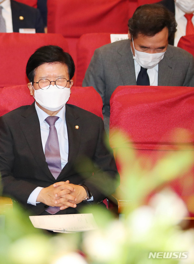 [서울=뉴시스] 장세영 기자 = 박병석 국회의장과 이낙연 더불어민주당 의원이 24일 오전 서울 여의도 국회 의원회관에서 열린 제21대 국회 개원 국회조찬기도회에 참석해 기도를 하고 있다. 2020.06.24.&nbsp; photothink@newsis.com