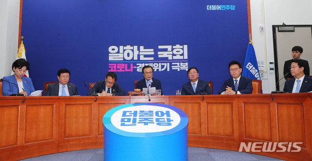 [서울=뉴시스] 장세영 기자 = 이해찬 더불어민주당 대표가 24일 서울 여의도 국회에서 열린 더불어민주당 최고위원회의에 참석해 현안관련 발언을 하고 있다. 2020.06.24.&nbsp;&nbsp; photothink@newsis.com