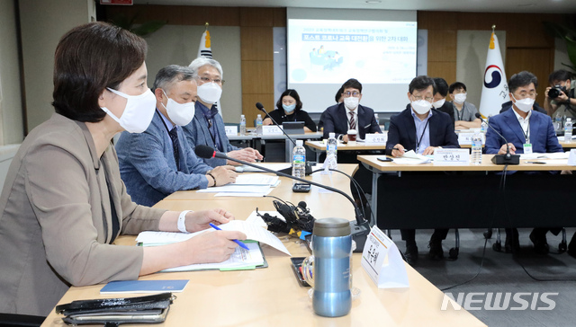 [세종=뉴시스]강종민 기자 = 유은혜 부총리 겸 교육부 장관이 24일 오전 정부세종청사에서 열린 포스트 코로나 교육 대전환을 위한 2차 대화에서 모두발언을 하고 있다. 2020.06.24. ppkjm@newsis.com