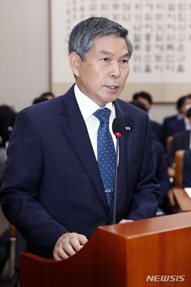 [서울=뉴시스] 최동준 기자 = 정경두 국방부 장관이 24일 서울 여의도 국회에서 열린 법제사법위원회 전체회의에서 군사법원 업무보고를 하고 있다. 2020.06.24. photocdj@newsis.com