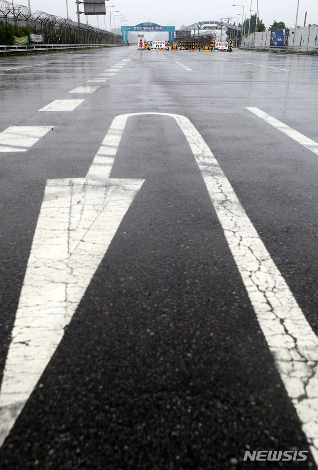 [파주=뉴시스]홍효식 기자 = 북한 김정은 국무위원장이 노동당 중앙군사위원회에서 대남 군사행동 계획을 보류했다고 밝혀진 24일 경기 파주시 통일대교에 장맛비가 내리고 있다. 2020.06.24. yesphoto@newsis.com