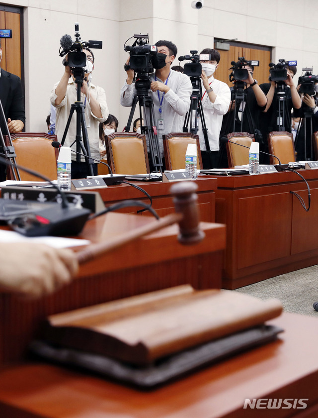 [서울=뉴시스] 최동준 기자 = 24일 서울 여의도 국회에서 열린 법제사법위원회 전체회의에서 미래통합당 의원들이 불참한 가운데 윤호중 법사위원장이 회의 시작을 알리는 의사봉을 두드리고 있다. 2020.06.24. photocdj@newsis.com