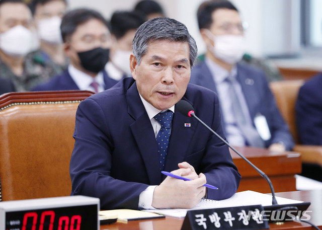 [서울=뉴시스] 최동준 기자 = 정경두 국방부 장관이 24일 서울 여의도 국회에서 열린 법제사법위원회 전체회의에서 의원 질의에 답변하고 있다. 2020.06.24.&nbsp; photocdj@newsis.com