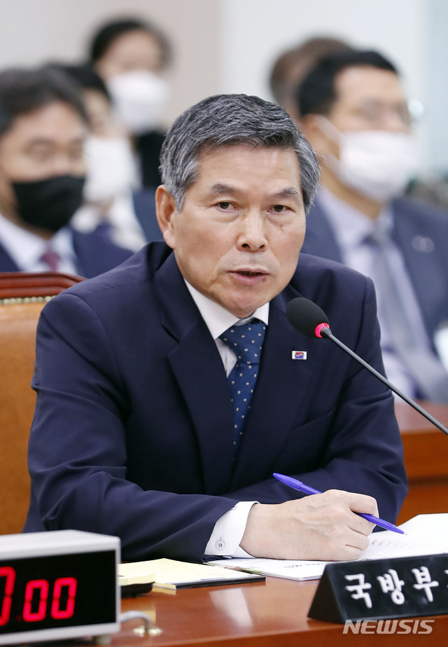 [서울=뉴시스] 최동준 기자 = 정경두 국방부 장관이 24일 서울 여의도 국회에서 열린 법제사법위원회 전체회의에서 의원 질의에 답변하고 있다. 2020.06.24.&nbsp; photocdj@newsis.com