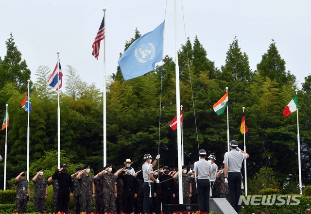 [부산=뉴시스] 하경민 기자 = 6·25전쟁 70주년을 하루 앞둔 24일 오전 부산 남구 유엔기념공원에서 군 장병들이 유엔기를 게양하고 있다. 2020.06.24. yulnetphoto@newsis.com