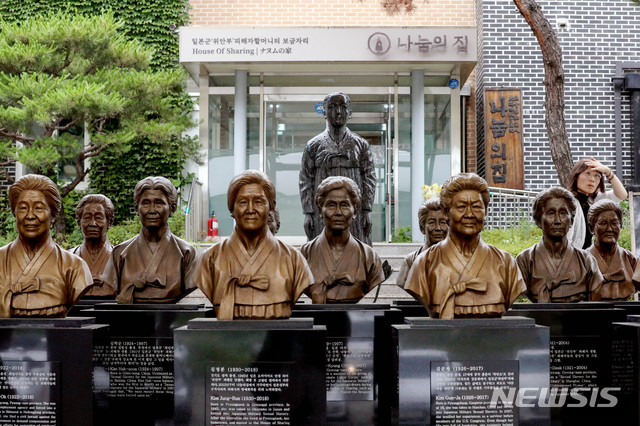 [경기 광주=뉴시스]김병문 기자 = 지난 6월24일 오전 경기 광주 나눔의집에 세워진 돌아가신 위안부 피해 할머니들의 동상이 비를 맞고 있다. 2020.06.24. dadazon@newsis.com