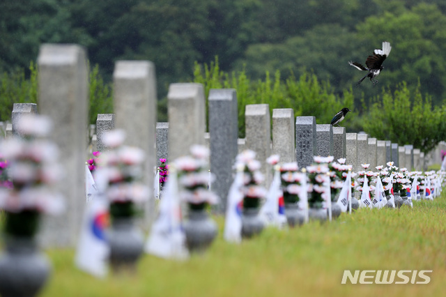 [서울=뉴시스]한국전쟁 중 질병으로 사망한 부친의 순직 판정을 25년 만에 알게 된 자녀에게 국가가 손해를 배상해야 한다는 법원의 판결이 나왔다. 사진은 서울 동작구 국립서울현충원 전사·순직자 묘역으로 본문 내용과는 관계없음(사진=뉴시스DB)2024.03.20.  photo@newsis.com