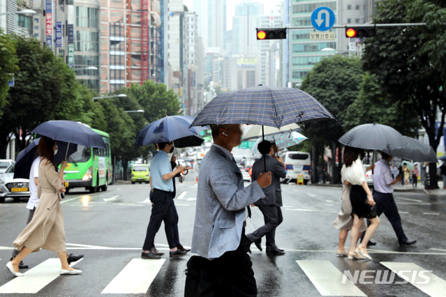 [서울=뉴시스] 이윤청 기자 = 본격적인 장마철에 접어든 지난달 24일 서울 서초구 서울중앙지방법원 인근에서 시민들이 우산을 쓰고 걷고 있다. 2020.06.24. radiohead@newsis.com