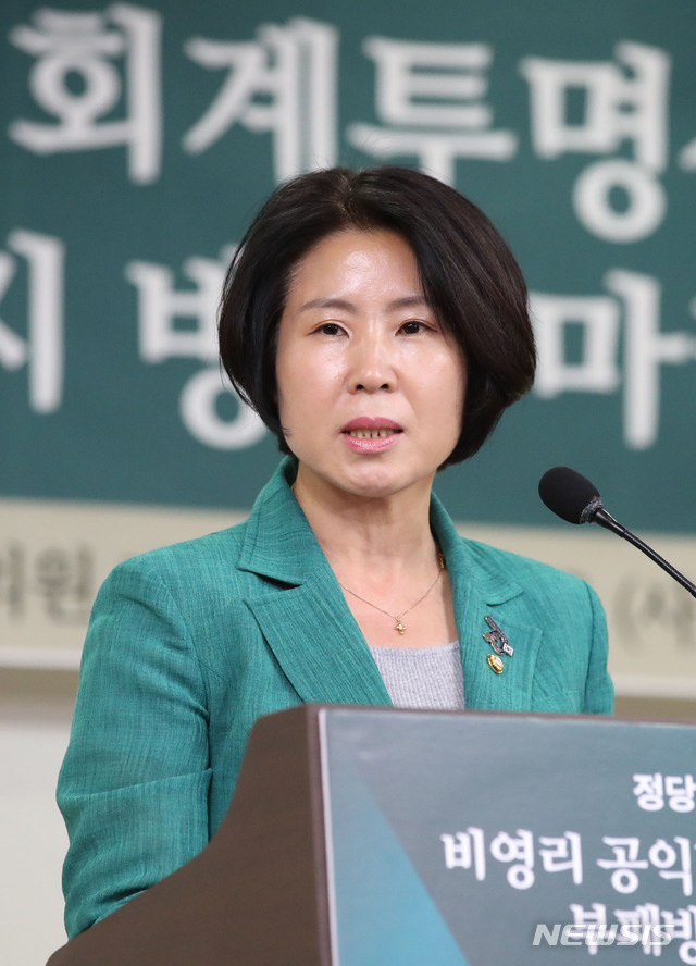 [서울=뉴시스] 김진아 기자 = 김미애 미래통합당 의원이 24일 서울 여의도 국회 의원회관에서 열린 비영리 공익법인 회계투명성 확보와 부패방지 방안 마련 토론회에서 발언을 하고 있다. 2020.06.24.&nbsp; bluesoda@newsis.com