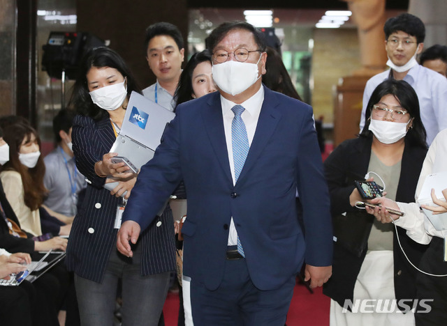 [서울=뉴시스] 김진아 기자 = 김태년 더불어민주당 원내대표가 24일 서울 여의도 국회에서 김종인 비대위원장과 비공개 회동을 갖기 위해 미래통합당 대표실로 향하고 있다. 2020.06.24.&nbsp; bluesoda@newsis.com 