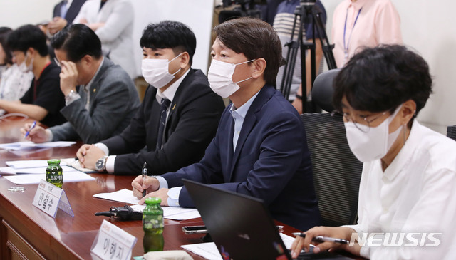 [서울=뉴시스] 김진아 기자 = 안철수 국민의당 대표가 24일 오후 서울 여의도 국회 의원회관에서 '대학교 등록금 반환 촉구' 긴급 좌담회를 하고 있다. 2020.06.24. bluesoda@newsis.com