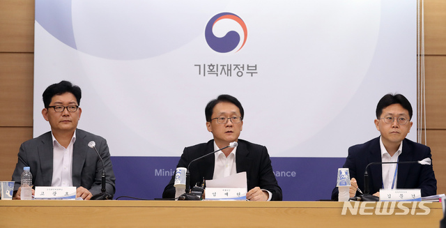 [세종=뉴시스]강종민 기자 = 임재현 기획재정부 세제실장이 지난 24일 정부세종청사에서 금융세제 선진화 추진 방향에 대해 설명하고 있다. 왼쪽부터 고광효 소득법인세정책관, 임재현 세제실장, 김문건 금융세제과장. 2020.06.25.&nbsp; ppkjm@newsis.com