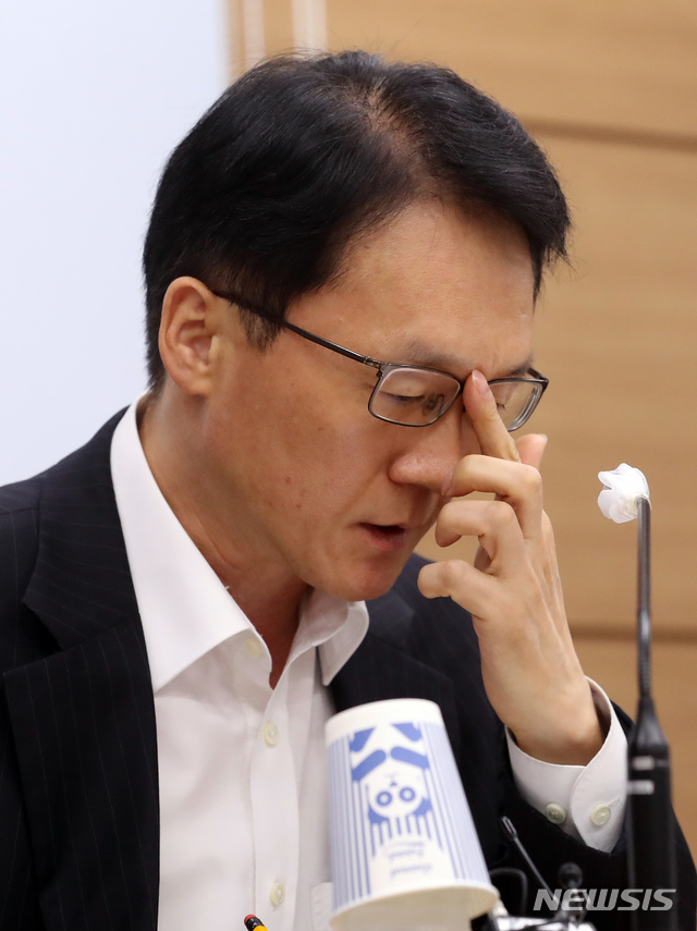 [세종=뉴시스]강종민 기자 = 임재현 기획재정부 세제실장이 지난 24일 정부세종청사에서 금융세제 선진화 추진 방향에 대해 설명하며 안경을 고쳐쓰고 있다. 2020.06.25.&nbsp; ppkjm@newsis.com