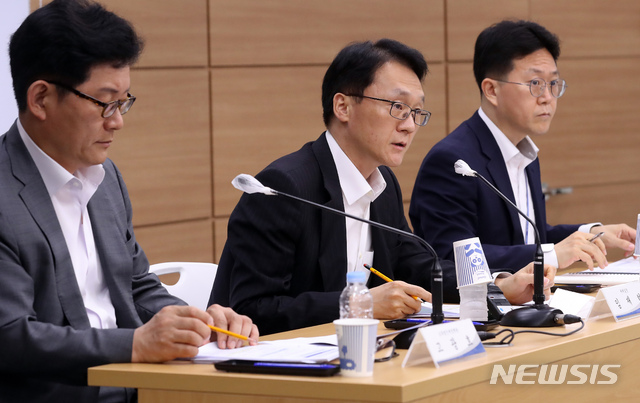 [세종=뉴시스]강종민 기자 = 임재현 기획재정부 세제실장이 지난 24일 정부세종청사에서 금융세제 선진화 추진 방향에 대해 설명하고 있다. 2020.06.25.&nbsp; ppkjm@newsis.com