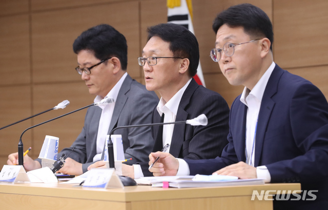 [세종=뉴시스]강종민 기자 = 임재현 기획재정부 세제실장이 지난 24일 정부세종청사에서 금융세제 선진화 추진 방향에 대해 설명하고 있다. 왼쪽부터 고광효 소득법인세정책관, 임재현 세제실장, 김문건 금융세제과장. 2020.06.25.&nbsp; ppkjm@newsis.com