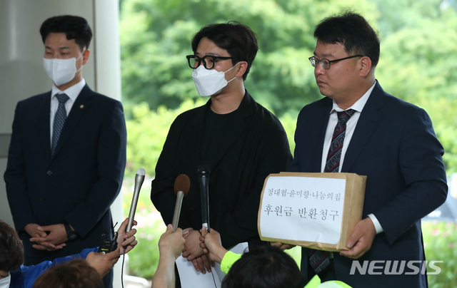 [서울=뉴시스] 이윤청 기자 = 나눔의집 후원자 김영호씨가 24일 서울 서초구 서울중앙지방법원에서 한국정신대문제대책협의회(정대협), 윤미향 더불어민주당 의원, 나눔의집을 상대로 한 2차 후원금반환소송 제기에 앞서 기자회견을 열고 발언하고 있다. 2020.06.24. radiohead@newsis.com