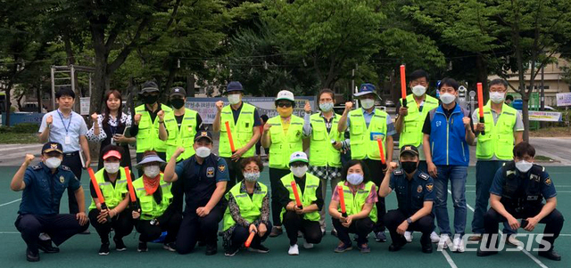 [광주=뉴시스] 변재훈 기자 = 광주 서부경찰서는 서구청과 서구 시니어클럽, 우리동네 보안관이 함께 서구 상무2동 쌍학공원 일대를 돌며 합동 순찰을 했다고 24일 밝혔다. 우리동네 보안관은 퇴직 경찰관, 은퇴 군인, 자율방범대로 구성됐다. (사진=광주 서부경찰 제공) 2020.06.24. photo@newsis.com