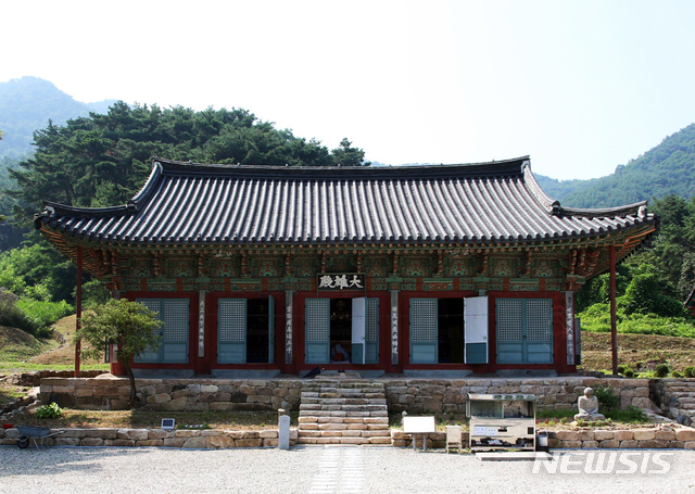 [서울=뉴시스]안동 봉황사 대웅전 (사진=안동시 제공)2020.06.25 photo@newsis.com