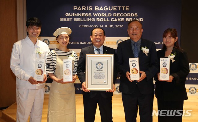 [서울=뉴시스]황재복(중앙) ㈜파리크라상 대표이사와 관계자들이 지난 24일 서울 양재동 SPC그룹 사옥에서 열린 파리바게뜨 ‘실키롤케익’ 세계 기네스 기록 인증식에 참석해 기념촬영을 하고 있다.(사진=SPC그룹 제공)