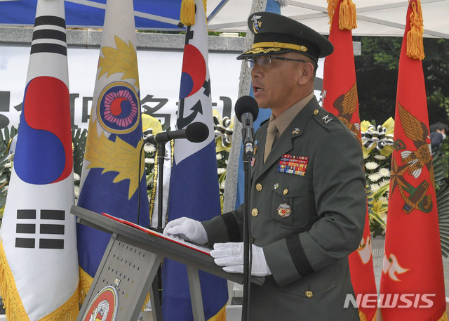 [제주=뉴시스] 양영전 기자 = 25일 제주시 신산공원 6·25 참전기념탑에서 열린 6·25전쟁 기념 행사 및 호명식에서 진규상 해병대 제9여단장이 전사자들을 호명하고 있다.  2020.06.25. (사진=해병대 제9여단 제공) 0jeoni@newsis.com