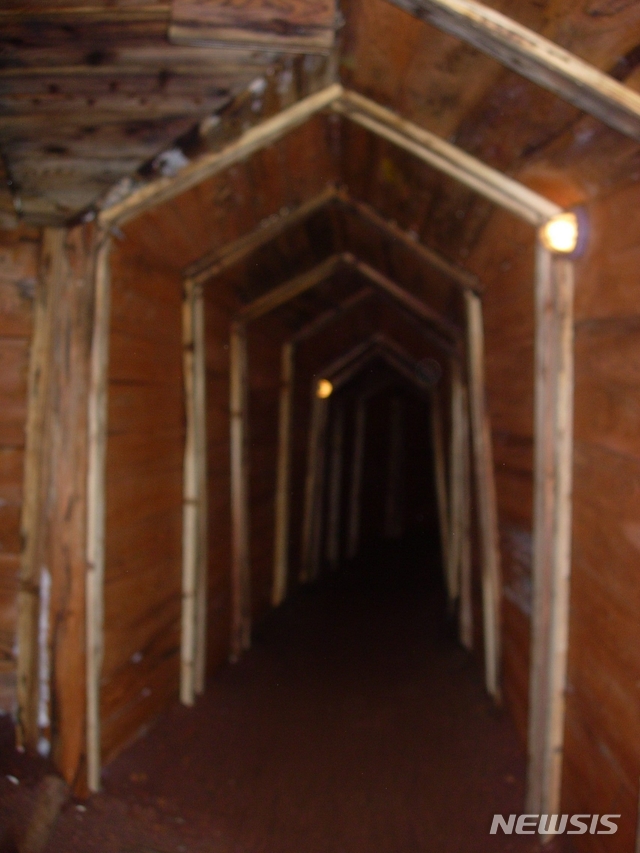 [제주=뉴시스] 양영전 기자 = 일제강점기인 1940년께 일본군이 구축한 군사시설인 제주 가마오름 일제 동굴 진지 개방 여부가 다음 달 결정될 것으로 보인다. 제주도는 7월 완료되는 정밀안전진단용역 결과에 따라 시범 개방 운영을 추진한다는 방침이다. 사진은 가마오름 일제 동굴 진지 입구 모습. (사진=문화재청 제공). 2020.06.25. 0jeoni@newsis.com 