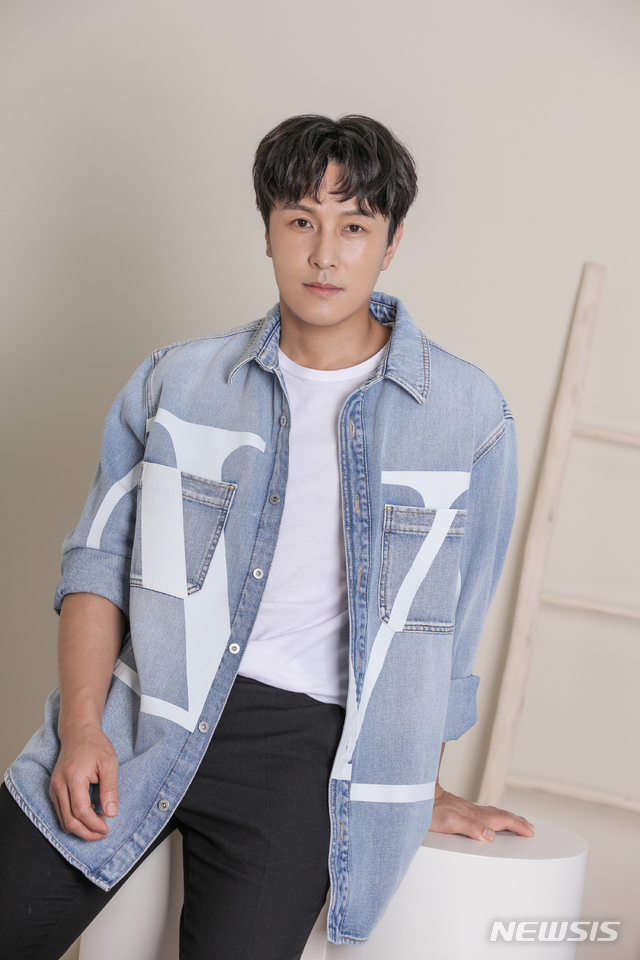 [서울=뉴시스]가수 겸 배우 김동완. (사진=Office DH 제공)