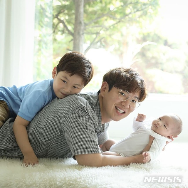 [서울=뉴시스] 방송인 장성규와 아들 하준·예준군. (사진=장성규 인스타그램) photo@newsis.com