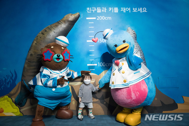 [서울=뉴시스]롯데월드_아쿠아리움 '바다사자·물범 키재기'