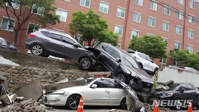 [대구=뉴시스]이은혜 기자 = 25일 오전 11시30분께 대구시 남구 계명대학교 대명캠퍼스 후문에서 50대 운전자가 몰던 SUV 차량이 담장을 들이받아 인근 주차 차량 5대가 파손됐다. 2020.06.26. (사진=온라인 커뮤니티 캡처) photo@newsis.com