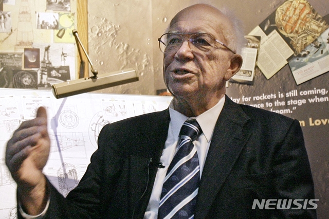 [시카고(美 일리노이주)=AP/뉴시스] 구소련 공산당 서기장 니키타 흐루쇼프의 아들 세르게이 흐루쇼프가 지난 18일(현지시간) 미국 자택에서 84세를 일기로 사망했다. 세르게이 흐루쇼프가 생전 사진으로, 지난 2007년 10월4일 그가 시카고 애들러 플라네타리움에서 연설하고 있다. 2020.06.25 