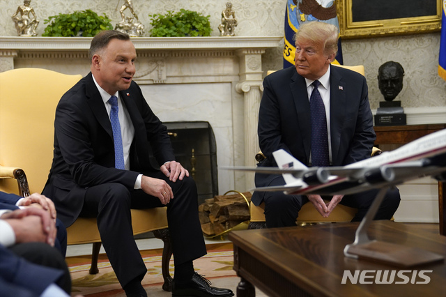 [워싱턴=AP/뉴시스] 미국이 우크라이나 종전 논의와 관계없이 폴란드 주둔 미군 병력을 유지하겠다는 입장을 밝혔다고 23일(현지 시간) 파이낸셜타임스(FT)가 보도했다. 사진은 도널드 트럼프(오른쪽) 미국 대통령과 안제이 두다 폴란드 대통령이 2020년 6월 24일 미국 백악관 대통령 집무실에서 이야기를 나누는 모습. 2025.02.24.