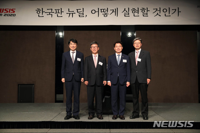 [서울=뉴시스]김병문 기자 = 25일 오전 서울 중구 더 플라자호텔에서 뉴시스 주최로 열린 '한국판 뉴딜, 어떻게 실현할 것인가' 포럼 참석자들이 기념촬영하고 있다. 왼쪽부터 유종일 KDI국제정책대학원장, 김형기 뉴시스 대표이사, 김수흥 국회 기획재정위원회 위원, 박진용 뉴시스 편집국장. 2020.06.25.&nbsp; dadazon@newsis.com