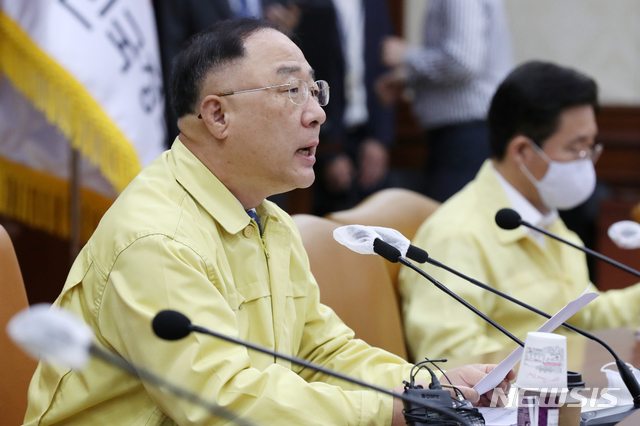 [서울=뉴시스]김명원 기자 = 홍남기 경제부총리 겸 기획재정부 장관이 25일 오전 서울 종로구 정부서울청사에서 열린 비상경제 중앙대책본부회의에 참석해 발언하고 있다. 2020.06.25. photo@newsis.com